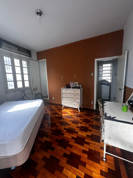 Imagem 11 da galeria do anúncio: Quarto Grande Laranjeiras com Varanda e Laje