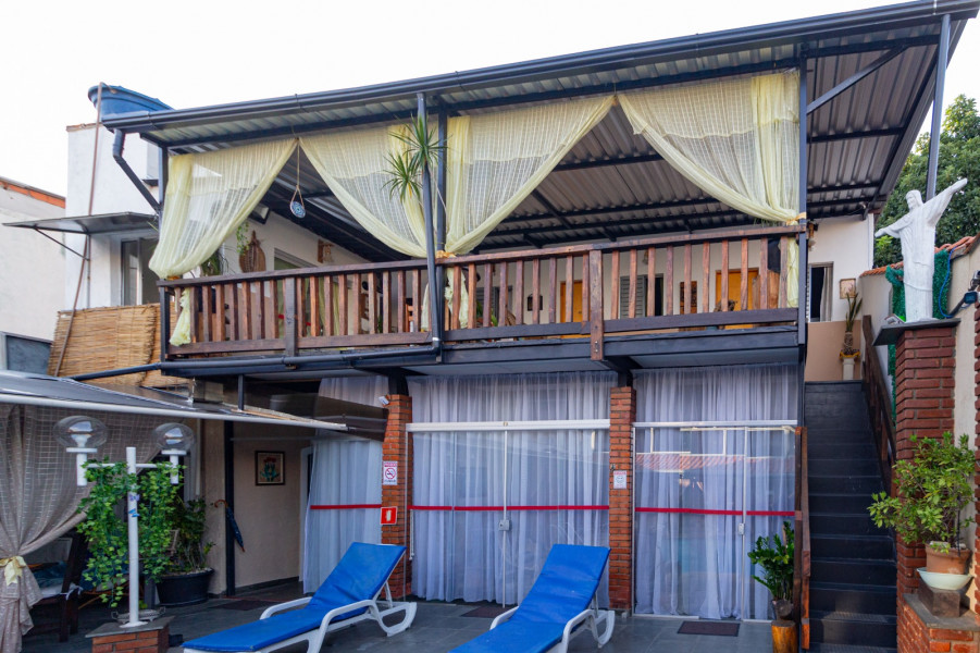 Imagem 11 da galeria do anúncio: Suíte em casarão com piscina e fácil acesso ao metrô.