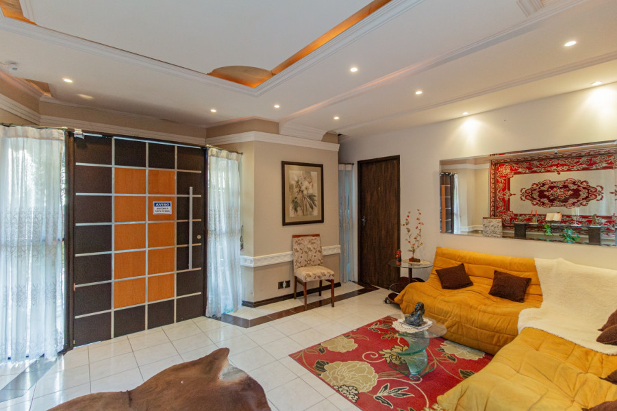 Imagem 6 da galeria do anúncio: Suíte em casarão com piscina e fácil acesso ao metrô.