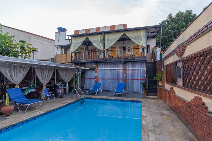 Imagem 4 da galeria do anúncio: Suíte em casarão com piscina e fácil acesso ao metrô.