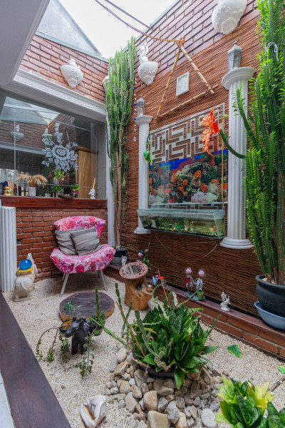 Imagem 7 da galeria do anúncio: Suíte em casarão com piscina e fácil acesso ao metrô.