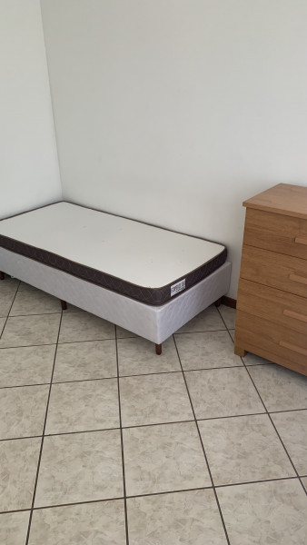 Imagem 1 da galeria do anúncio: Aluga-se em apartamento quarto luminoso a uma quadra do mar