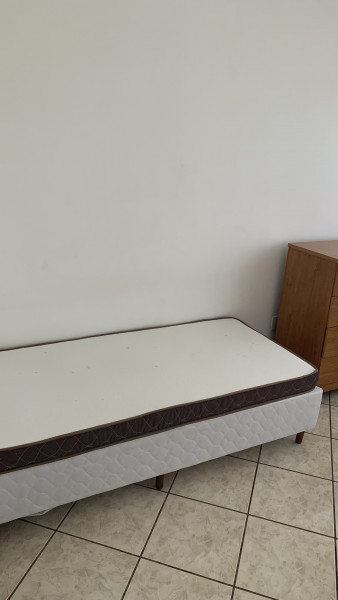 Imagem 3 da galeria do anúncio: Aluga-se em apartamento quarto luminoso a uma quadra do mar