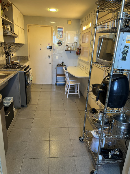 Imagem 9 da galeria do anúncio: Quarto silencioso e aconchegante no coração de Ipanema