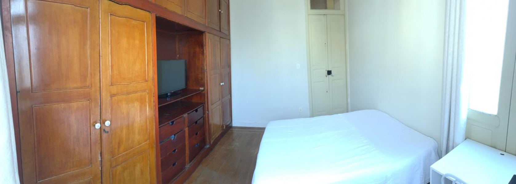 Imagem 4 da galeria do anúncio: Quarto amplo em casa colonial em Laranjeiras