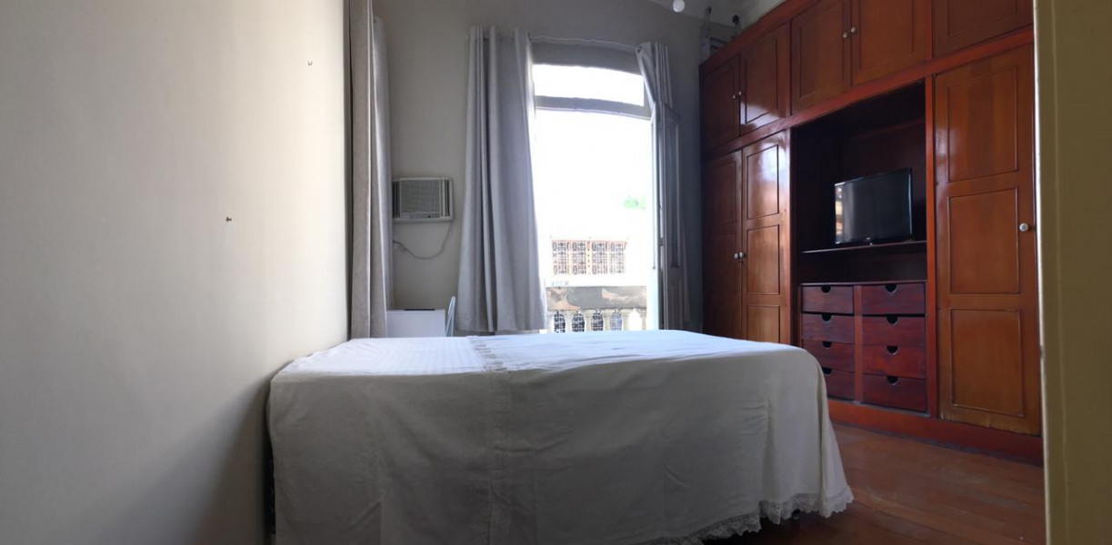 Imagem 1 da galeria do anúncio: Quarto amplo em casa colonial em Laranjeiras