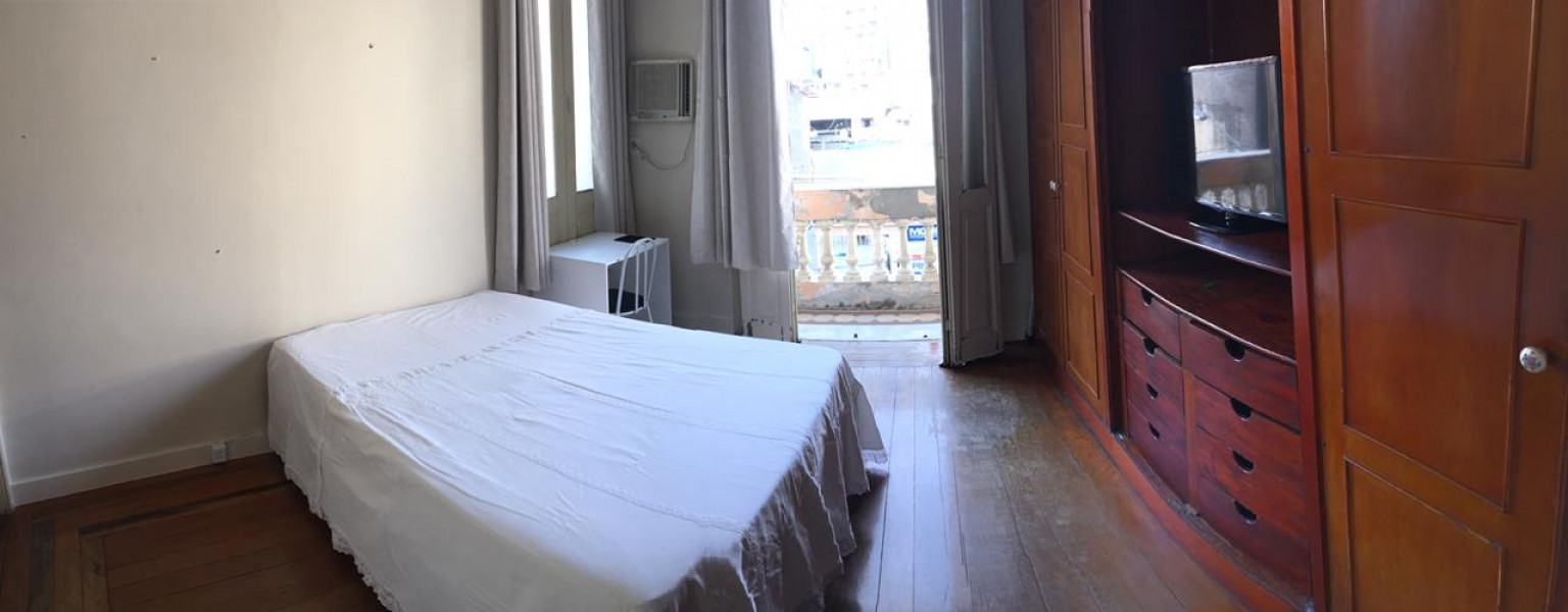 Imagem 2 da galeria do anúncio: Quarto amplo em casa colonial em Laranjeiras