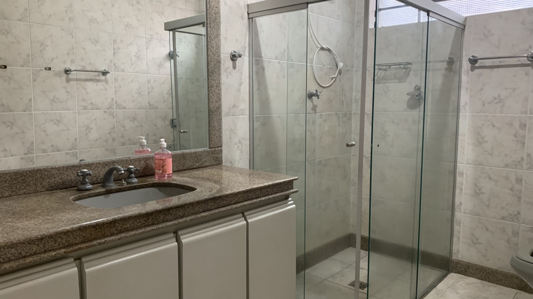 Imagem 16 da galeria do anúncio: QUARTO FEMININO - PRAÇA DA SAVASSI -AO LADO DO MAC DONALD'S