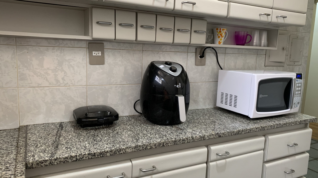 Imagem 11 da galeria do anúncio: QUARTO FEMININO - PRAÇA DA SAVASSI -AO LADO DO MAC DONALD'S