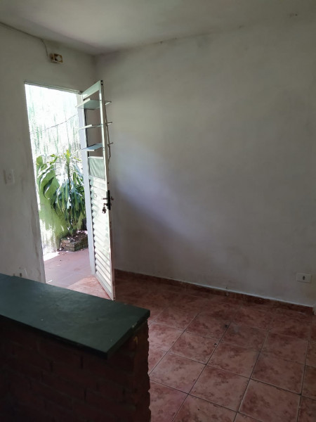 Imagem 4 da galeria do anúncio: Kit net bem localizada com sacada fácil acesso metro e CPTM