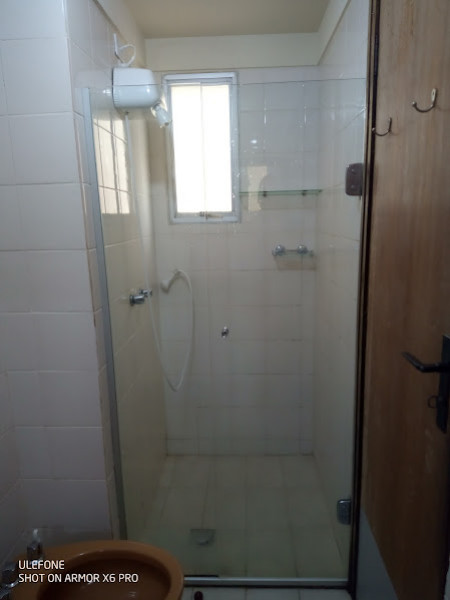 Imagem 7 da galeria do anúncio: suíte mobiliada com frigobar, closet e mesa de estudos