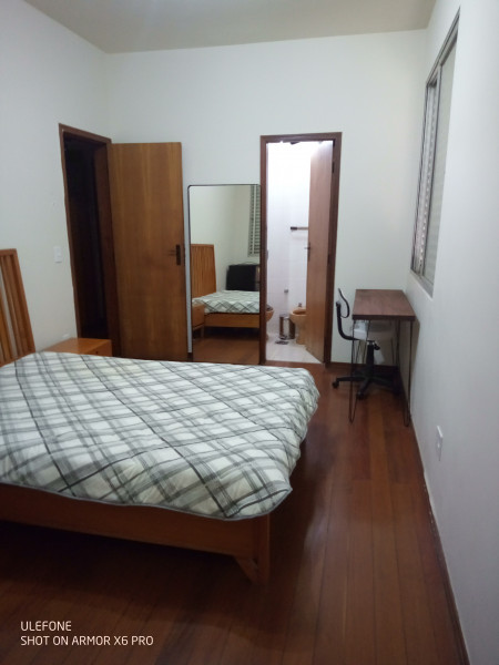 Imagem 12 da galeria do anúncio: suíte mobiliada com frigobar, closet e mesa de estudos