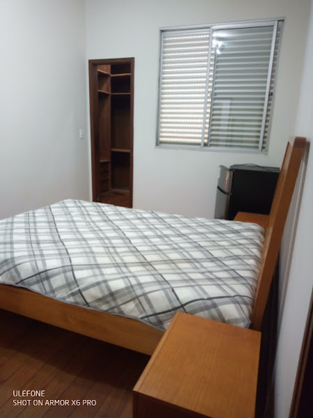 Imagem 10 da galeria do anúncio: suíte mobiliada com frigobar, closet e mesa de estudos