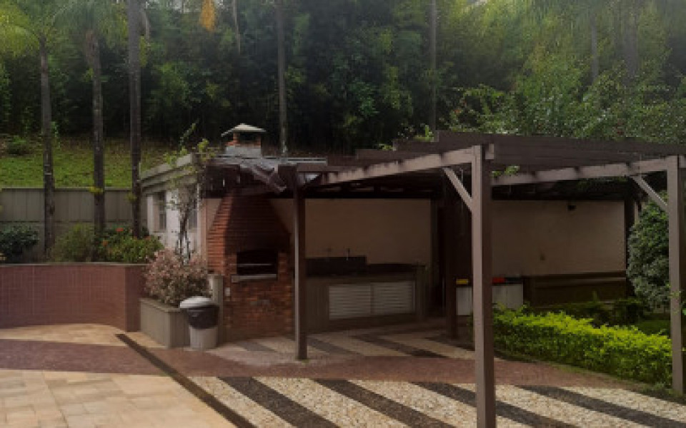 Imagem 3 da galeria do anúncio: suíte mobiliada com frigobar, closet e mesa de estudos