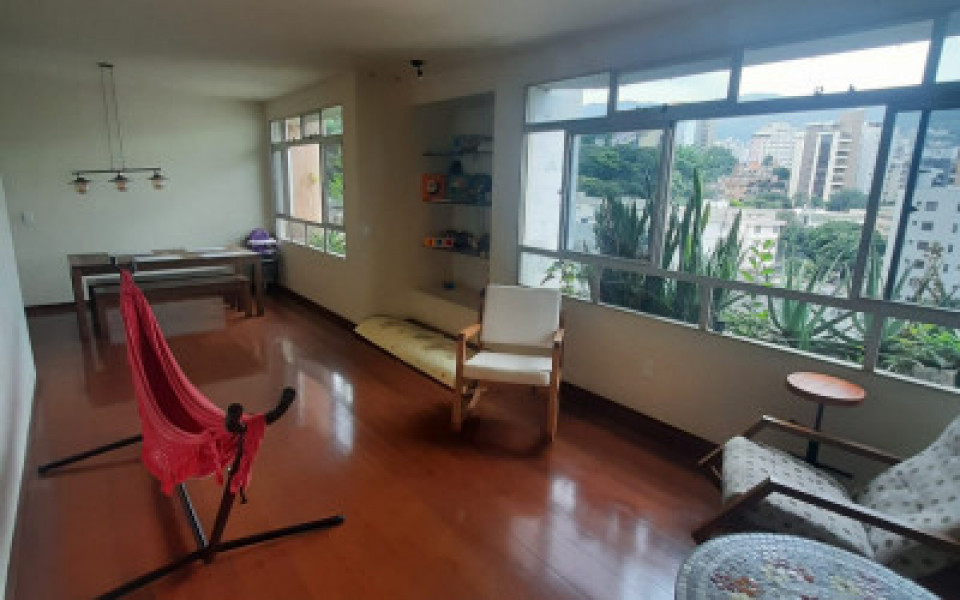 Imagem 2 da galeria do anúncio: suíte mobiliada com frigobar, closet e mesa de estudos