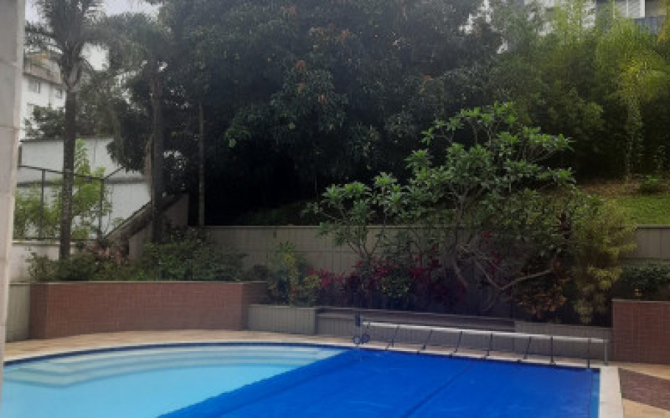 Imagem 4 da galeria do anúncio: suíte mobiliada com frigobar, closet e mesa de estudos