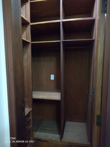 Imagem 9 da galeria do anúncio: suíte mobiliada com frigobar, closet e mesa de estudos