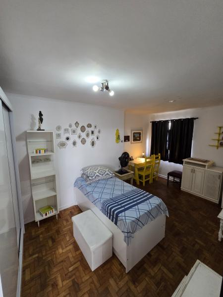 Imagem 1 da galeria do anúncio: Quarto Suíte N.01 totalmente mobiliada e individual.