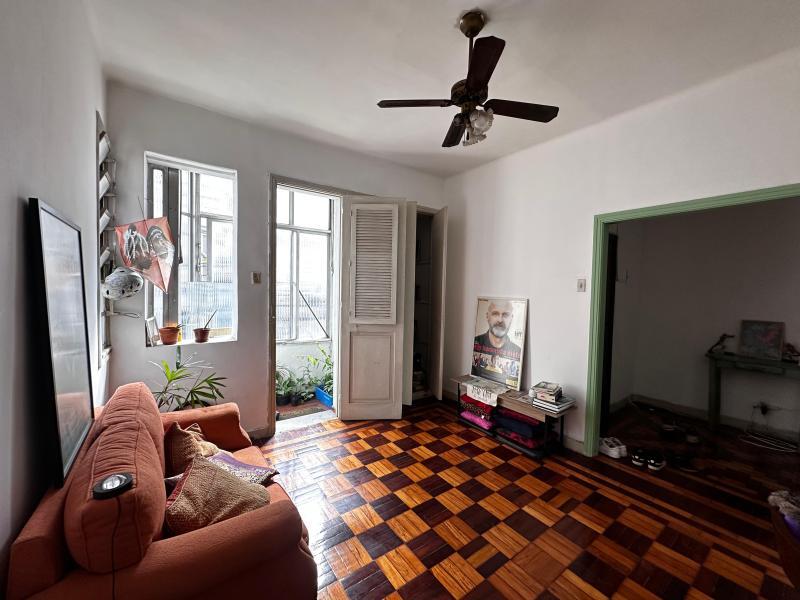 Imagem 7 da galeria do anúncio: Quarto Grande em Laranjeiras com Laje