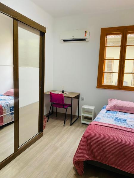 Imagem 2 da galeria do anúncio: Quarto mobiliado na Cidade baixa