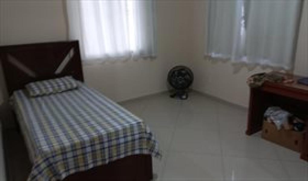 Imagem 1 da galeria do anúncio: Quarto grande Individual com banheiro exclusivo.