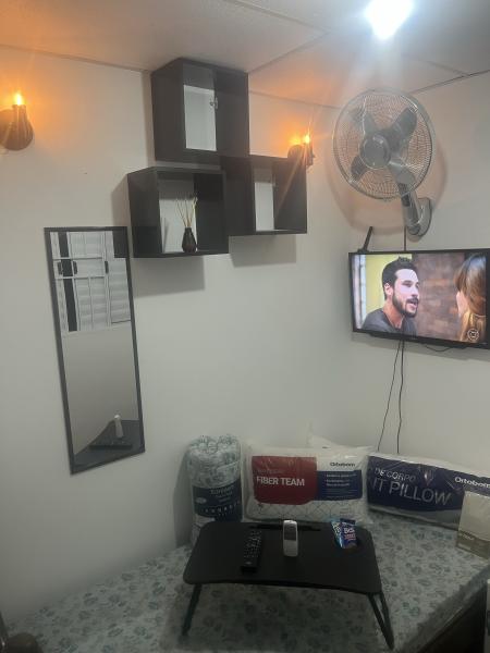 Imagem 1 da galeria do anúncio: QUARTO COMPACTO, TOTALMENTE MOBILIADO.