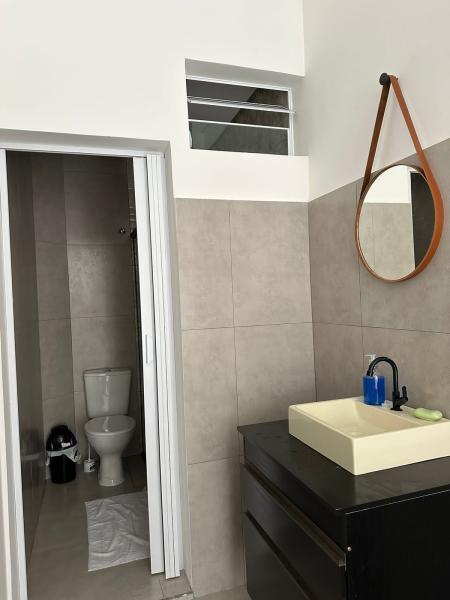 Imagem 13 da galeria do anúncio: Quarto em casa com piscina e sala de cinema