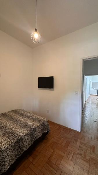 Imagem 5 da galeria do anúncio: Quarto em casa com piscina e sala de cinema