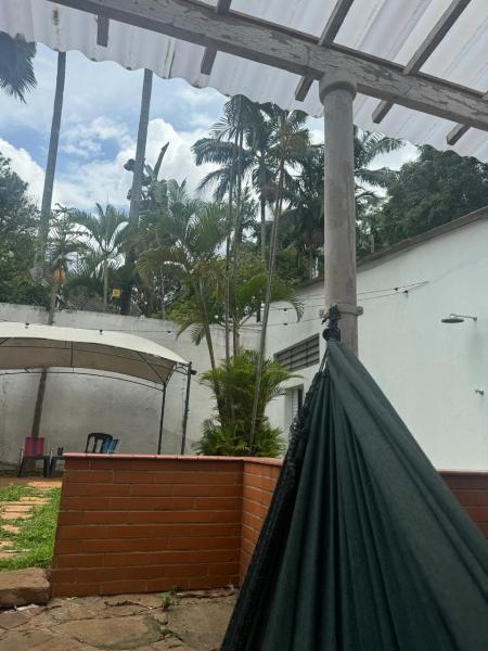 Imagem 4 da galeria do anúncio: Quarto em casa com piscina e sala de cinema