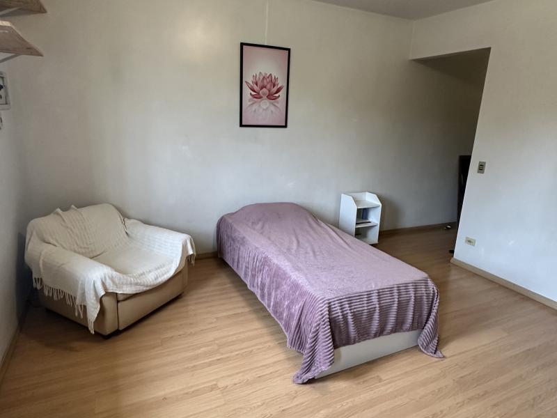 Imagem 1 da galeria do anúncio: Suíte ampla e confortável em casa compartilhada – ambiente t