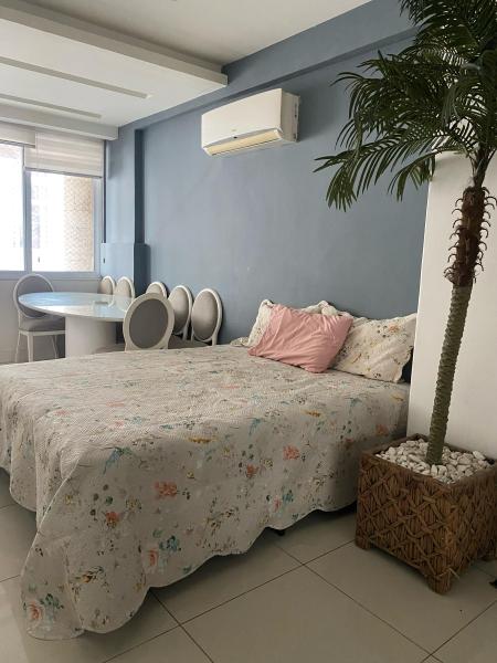 Imagem 1 da galeria do anúncio: Quarto grande na quadra da praia!