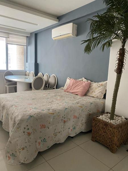 Imagem 6 da galeria do anúncio: Quarto grande na quadra da praia!