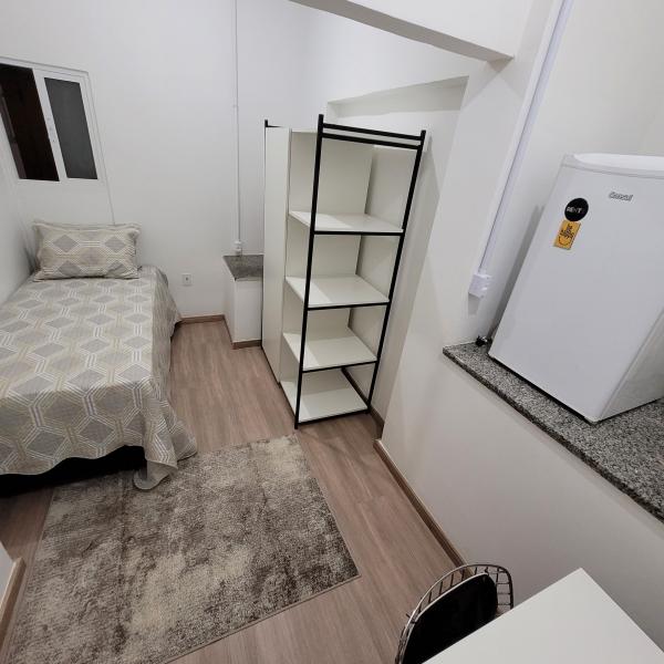 Imagem 1 da galeria do anúncio: QUARTO COM SACADA NO CENTRO HISTÓRICO