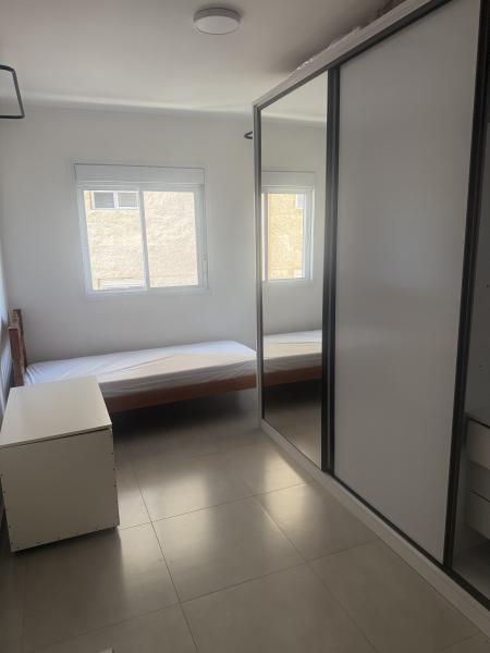 Imagem 2 da galeria do anúncio: Alugo quarto mobiliado em ambiente familiar e aconchegante.