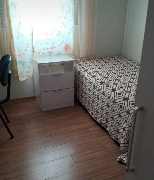 Imagem 1 da galeria do anúncio: Alugo quarto mobiliado em apto na regiao centra  para mulher