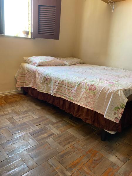 Imagem 4 da galeria do anúncio: Alugo quarto mobiliado com cama e guarda roupa, para meninas