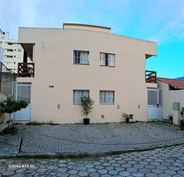 Imagem 1 da galeria do anúncio: Alugo kitinete mobiliada na Trindade.