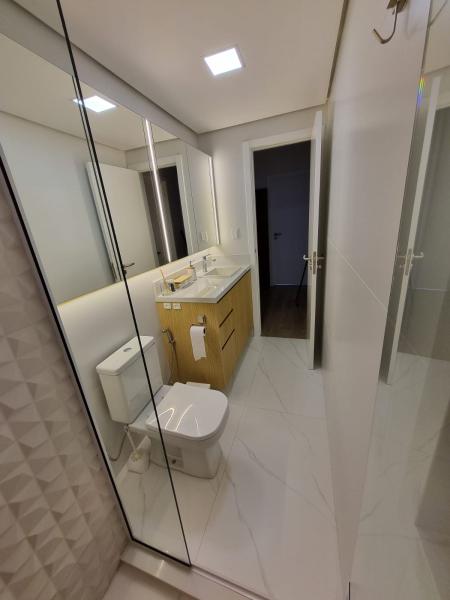 Imagem 11 da galeria do anúncio: Quarto em apartamento na quadra do mar na praia central