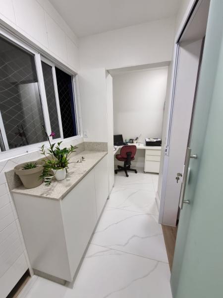 Imagem 12 da galeria do anúncio: Quarto em apartamento na quadra do mar na praia central