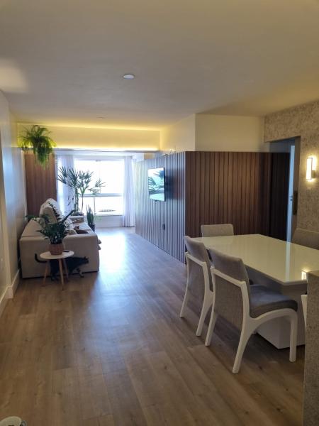 Imagem 2 da galeria do anúncio: Quarto em apartamento na quadra do mar na praia central