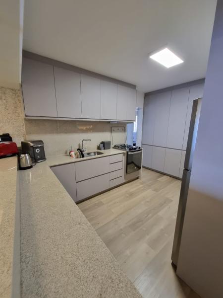 Imagem 10 da galeria do anúncio: Quarto em apartamento na quadra do mar na praia central