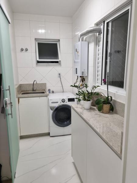 Imagem 13 da galeria do anúncio: Quarto em apartamento na quadra do mar na praia central