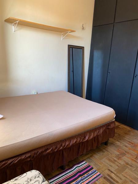 Imagem 1 da galeria do anúncio: Alugo quarto mobiliado com cama e guarda roupa, para meninas