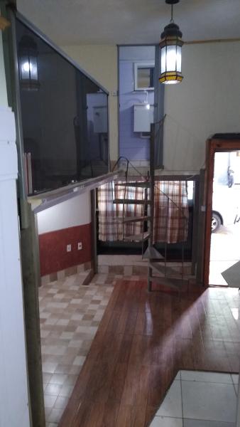 Imagem 8 da galeria do anúncio: Apto com jeito de casa, mezanino e quintal reformado