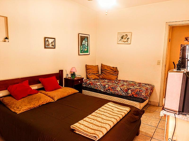 Imagem 1 da galeria do anúncio: Quarto suite indiv. Frente Praia Guilhermina 13 99707 0524