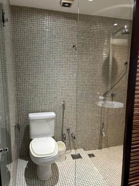 Imagem 3 da galeria do anúncio: Quarto grande com banheiro privativo frente mar .