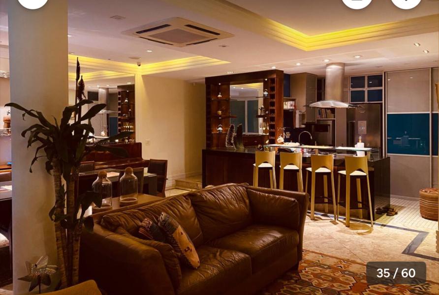 Imagem 7 da galeria do anúncio: Quarto grande com banheiro privativo frente mar .