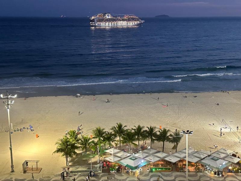Imagem 5 da galeria do anúncio: Quarto grande com banheiro privativo frente mar .