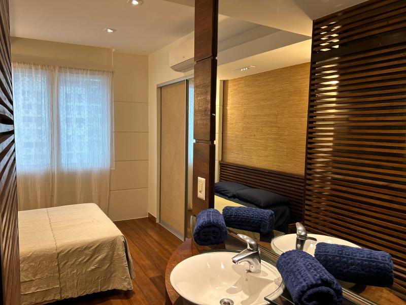 Imagem 2 da galeria do anúncio: Quarto grande com banheiro privativo frente mar .