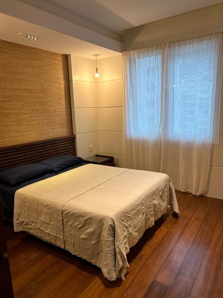 Imagem 4 da galeria do anúncio: Quarto grande com banheiro privativo frente mar .